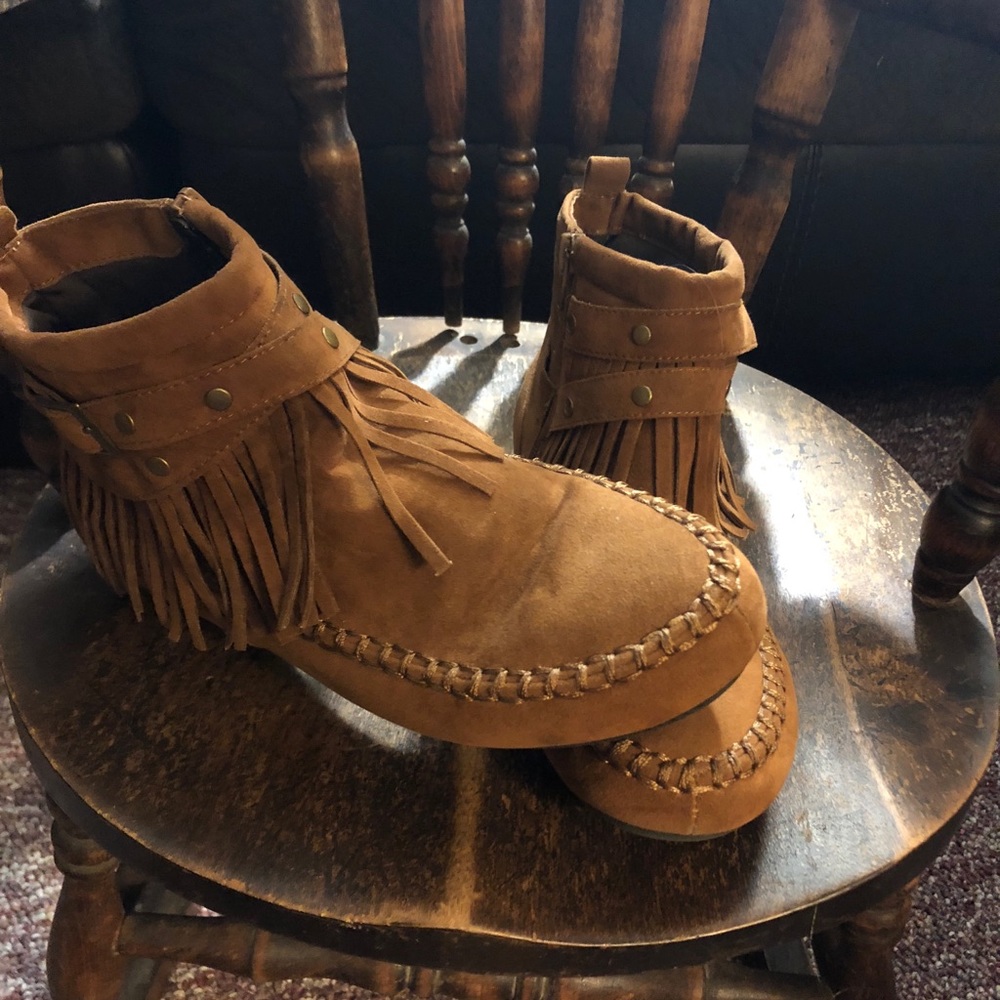 Moccasin style ankle boot in light brown size 6.5